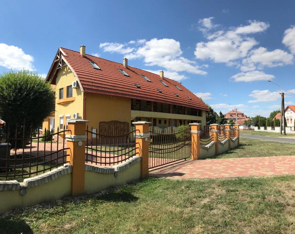 Pitypang Apartman Gyula Exterior foto